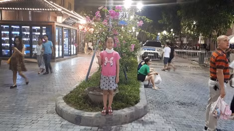Dù trời nóng hay lạnh cô bé Vân Nhi vẫn luôn phải quấn khăn vào cổ để che vết thủng.