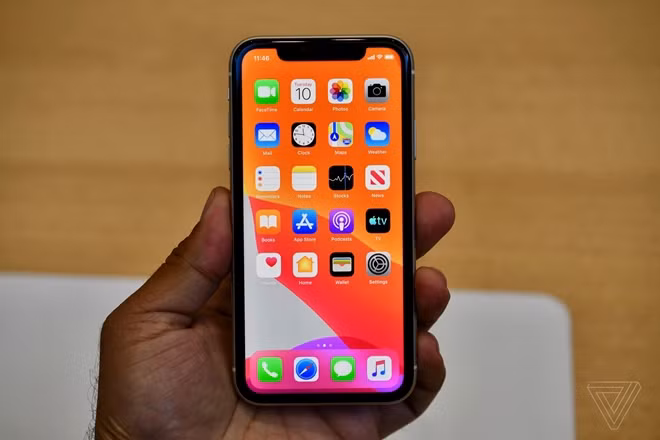 iPhone 11 được trang bị một màn hình 6.1 inch, tiếp tục sử dụng màn hình LCD IPS tương tự như iPhone XR. Đáng tiếc là độ phân giải của màn hình này vẫn giữ ở chuẩn HD+ thay vì được nâng cấp lên Full HD+ như hai người anh em cao cấp hơn.