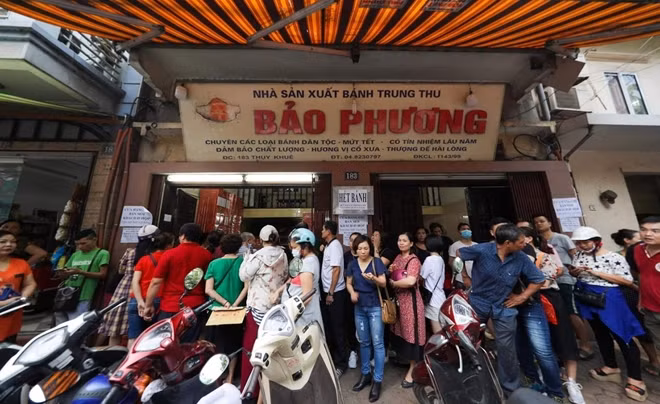 Có nhiều người phải xếp hàng từ trưa đến chiều, thậm chí từ sáng đến hết cơm trưa mới mua nổi vài hộp bánh. Theo người mua thì đây là cửa hàng duy nhất còn làm bánh Trung thu theo hương vị truyền thống nên rất được ưa chuộng.