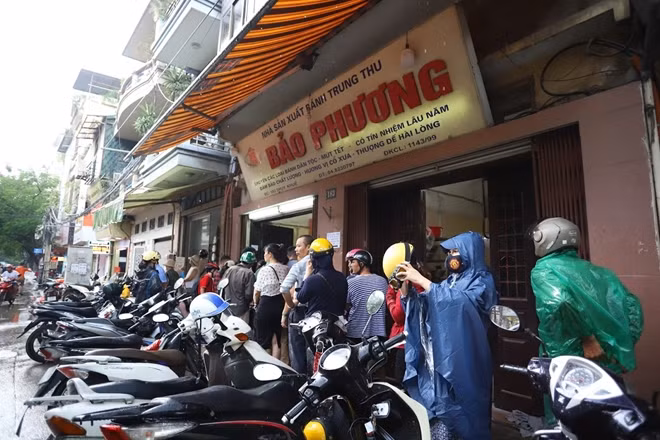Nhiều người dân cho biết, họ xếp hàng cả tiếng đồng hồ nhưng vẫn chưa tới lượt. Với người Hà Nội thì việc xếp hàng chờ đợi mua bánh Trung thu như một nét đặc biệt và năm nào họ cũng kéo nhau tới đây mua bất chấp mưa nắng.