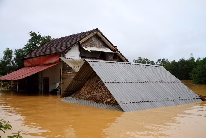 Chiều 15/10, mực nước ở Phương Mỹ có dấu hiệu dừng lại sau hai ngày dâng cao. Tuy vậy, đến khuya, trời đổ mưa trở lại.