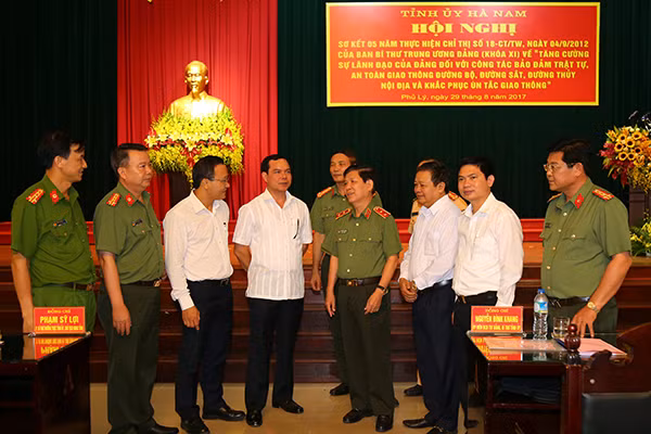 Thứ trưởng Nguyễn Văn Sơn, đồng chí Nguyễn Đình Khang và các đại biểu trao đổi thảo luận tại Hội nghị