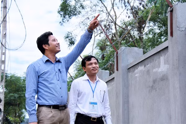 Hàng rào dây thép gai mới được trường THPT Nghi Lộc 5 gia cố để bảo đảm an toàn cho kỳ thi THPT quốc gia