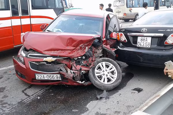 Các phương tiện bị hư hỏng nặng.