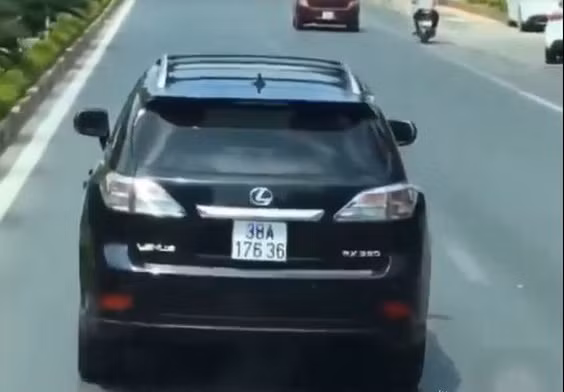 Xe Lexus không nhường đường cho xe ưu tiên