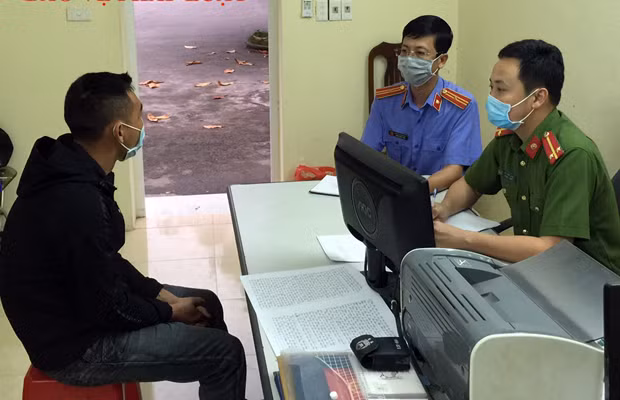 Ngày 6/4, Viện kiểm sát nhân dân huyện Tiên Yên, Quảng Ninh đã khởi tố bị can đối với Đào Xuân Anh về hành vi chống người thi hành công vụ . Ngày 6/4, Viện kiểm sát nhân dân huyện Tiên Yên, Quảng Ninh đã khởi tố bị can đối với Đào Xuân Anh về hành vi chống người thi hành công vụ .