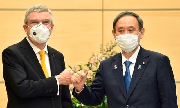 Thủ tướng Nhật Bản Suga Yoshihide và Chủ tịch Ủy ban Olympic Quốc tế (IOC) Thomas Bach. Ảnh: Getty