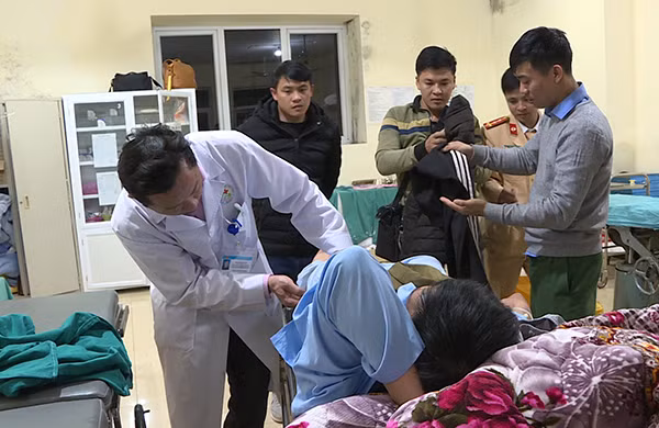 Các y bác sỹ đang cấp cứu cho Trung úy Kiều Xuân Mạnh