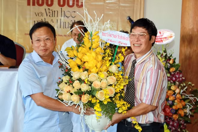 Thiếu tướng Mai Văn Hà trao tặng bó hoa chúc buổi tọa đàm thành công.