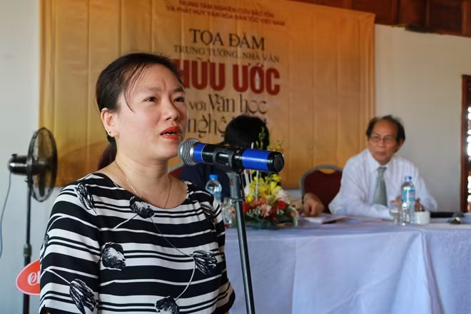 Các nhà văn, nhà thơ trình bày tham luận của mình tại buổi tọa đàm.