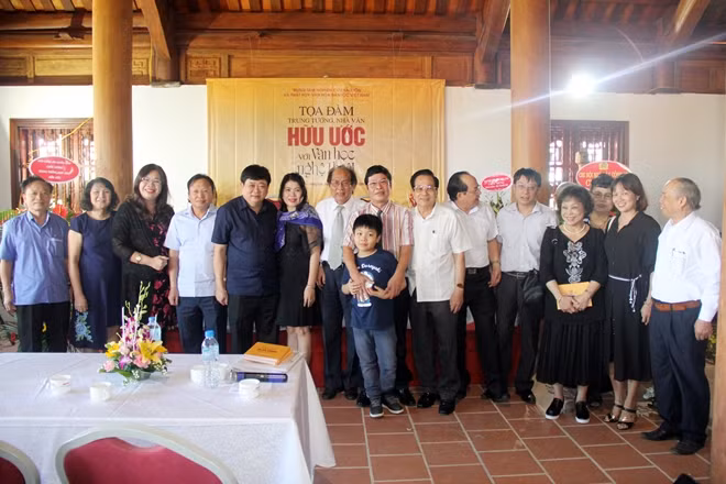 Ban tổ chức và các đại biểu chụp ảnh lưu niệm cùng Trung tướng, nhà văn Hữu Ước.