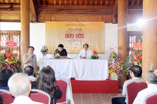 Nhà thơ Nguyễn Quang Thiều trình bày tham luận