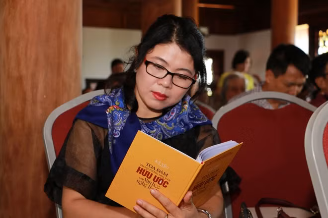 Nhà văn Như Bình.