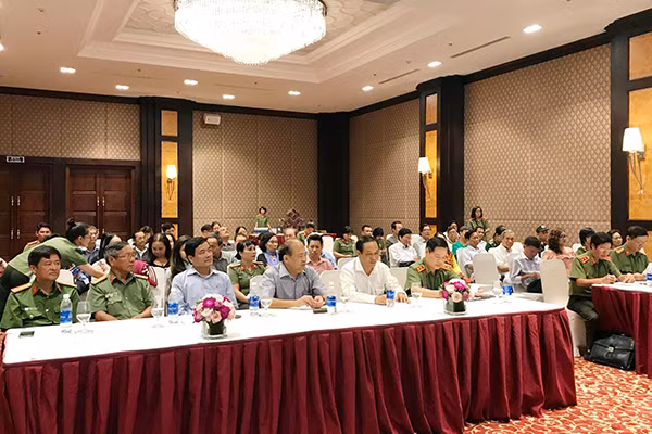Các đại biểu tham dự lễ khai mạc.