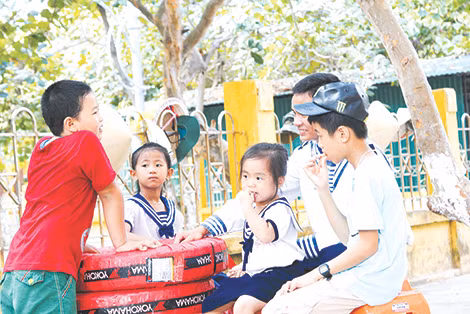 Phút nghỉ ngơi của một người lính cùng các em nhỏ.