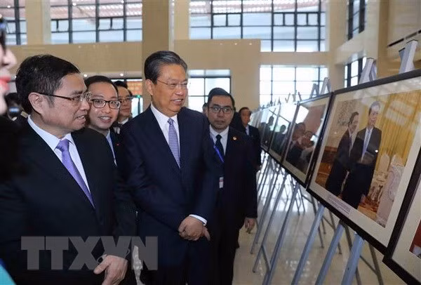 Ông Phạm Minh Chính và ông Triệu Lạc Tế tham quan triển lãm ảnh Thành tựu công cuộc đổi mới, hội nhập quốc tế của Việt Nam và cải cách mở cửa của Trung Quốc. (Ảnh: Phương Hoa/TTXVN) Ông Phạm Minh Chính và ông Triệu Lạc Tế tham quan triển lãm ảnh Thành tựu công cuộc đổi mới, hội nhập quốc tế của Việt Nam và cải cách mở cửa của Trung Quốc. (Ảnh: Phương Hoa/TTXVN)