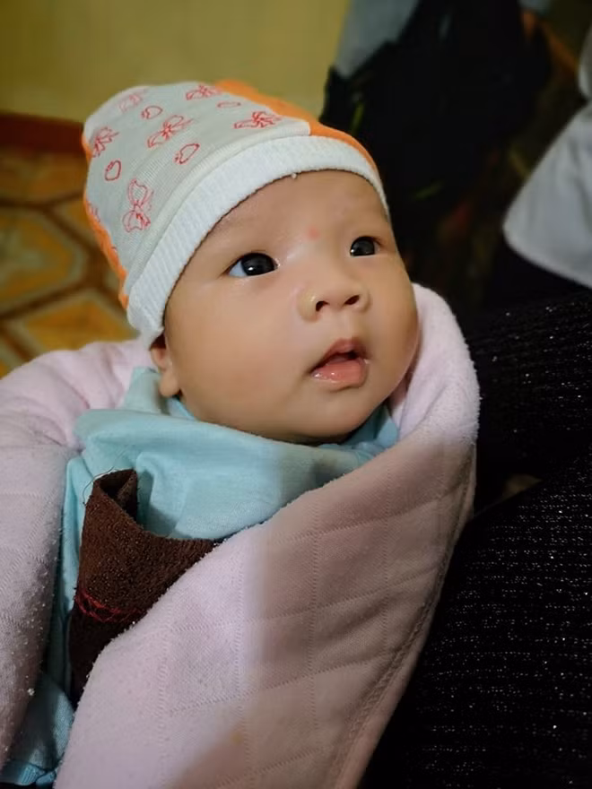 Nguyễn Thúy Vy – em bé cũng được cứu sống trong tháng 10.