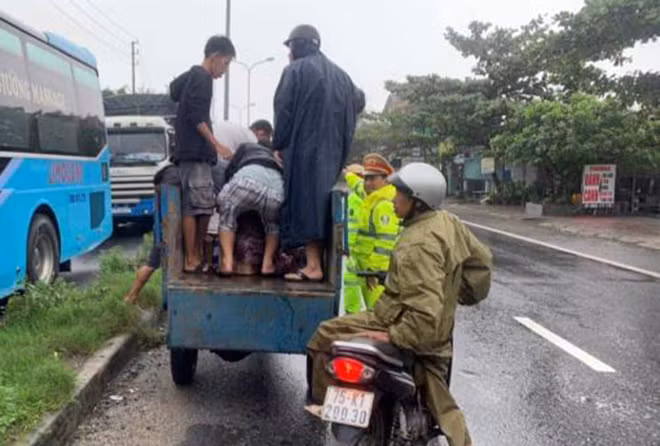CSGT phối hợp với người dân dùng xe ba gác, xe máy đến từng xe để phát cơm miễn phí cho tài xế.