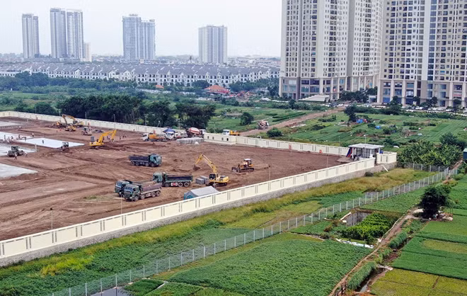 Toàn bộ khu vực bệnh viện dã chiến đã được quây tường.