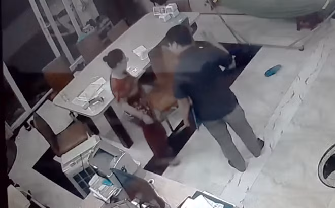 Hình ảnh đối tượng Võ Quý Lãm đến nhà bà Trần Thị Hường hỏi mua đất để tráo “sổ đỏ”.