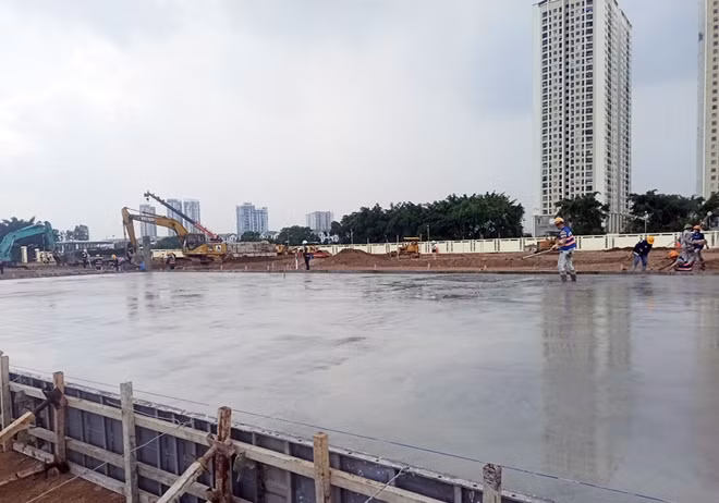 Nhiều hạng mục thi công đang được gấp rút thi công, chạy đua với thời gian.