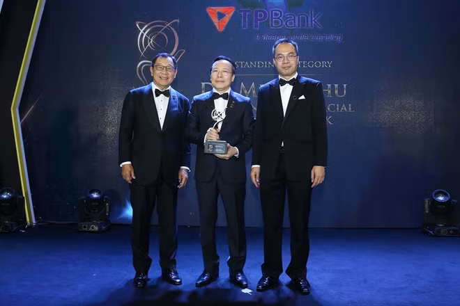 Ông Đỗ Minh Phú vinh dự nhận kỉ niệm chương tại Lễ trao giải