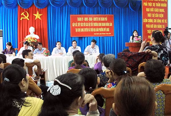 Buổi đối thoại giữa lãnh đạo UBND TP Long Xuyên cùng các tiểu thương.