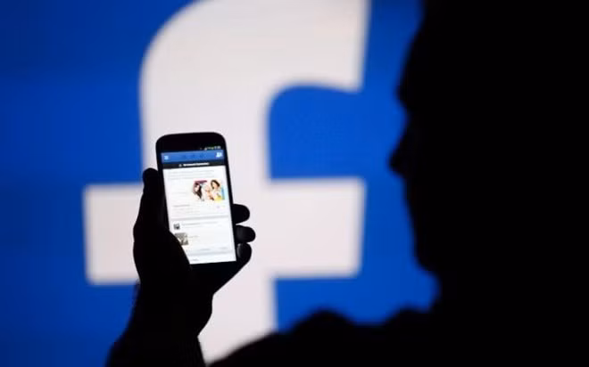 Người dùng Facebook bực mình vì tin tức giả.