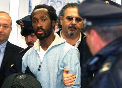 Hung thủ Rudy Guede bị cảnh sát áp giải. Hung thủ Rudy Guede bị cảnh sát áp giải.