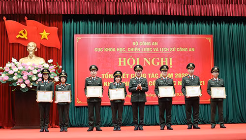 Thứ trưởng Trần Quốc Tỏ trao Bằng khen của Bộ Công an cho 6 tập thể và 3 cá nhân thuộc Cục Khoa học, chiến lược và lịch sử Công an.
