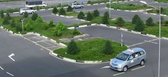 Thi sát hạch lấy bằng lái xe ôtô: Sai một câu điểm liệt sẽ bị trượt