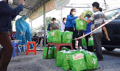 Các tổ chức thiện nguyện luôn đồng hành cùng bà con trong mùa dịch bệnh. Các tổ chức thiện nguyện luôn đồng hành cùng bà con trong mùa dịch bệnh.