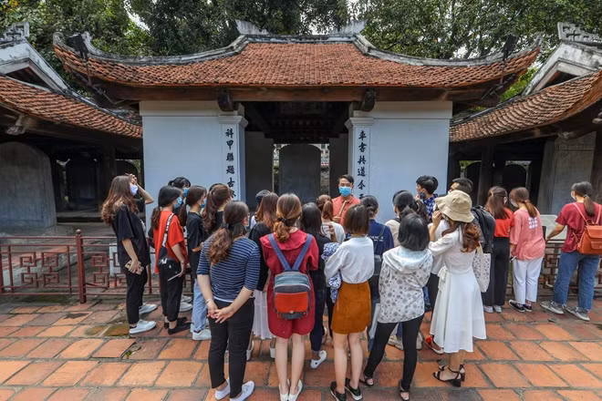 Sau khi biết thông tin các điểm du lịch, di tích mở cửa trở lại, một nhóm bạn sinh viên đến từ Đại học Hà Nội đã rủ nhau đi thăm Văn Miếu Quốc Tử Giám.