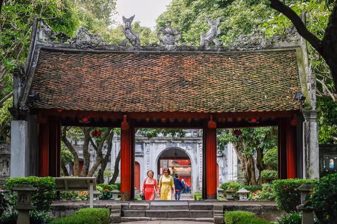 Bắt đầu từ 14/5, các khu di tích Văn Miếu - Quốc Tử Giám, đền Ngọc Sơn, di tích nhà tù Hỏa Lò cùng một số di tích khác tại Hà Nội đã đồng loạt mở cửa đón du khách tham quan trở lại. Tuy nhiên, trong thời gian mở cửa vẫn phải tiếp tục thực hiện các biện pháp phòng chống dịch theo quy định của Bộ Y tế.