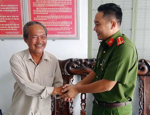 Ông Hà vui mừng nhận lại tài sản và giấy tờ của mình đánh rơi Ông Hà vui mừng nhận lại tài sản và giấy tờ của mình đánh rơi