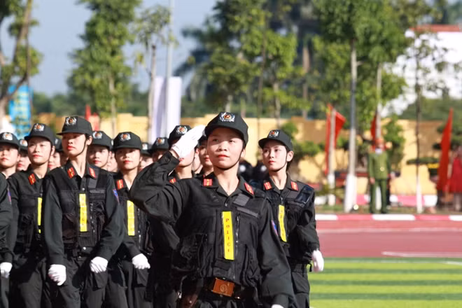 Cùng với khối nữ Cảnh sát giao thông là khối nữ Cảnh sát cơ động.
