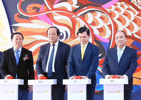 Thủ tướng Nguyễn Xuân Phúc và các đại biểu thực hiện nghi thức khởi công dự án. Ảnh: TTXVN