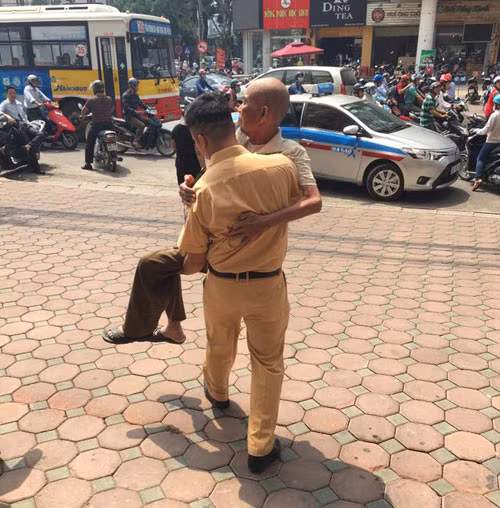 Hình ảnh CSGT bế cụ già ra xe taxi làm nức lòng cư dân mạng.