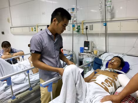 Tuấn Anh thời điểm nằm mê man cấp cứu tại Bệnh viện Việt Đức.