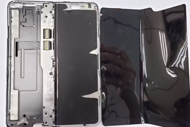 Chiếc Galaxy Fold được một blogger công nghệ Trung Quốc mổ xẻ.