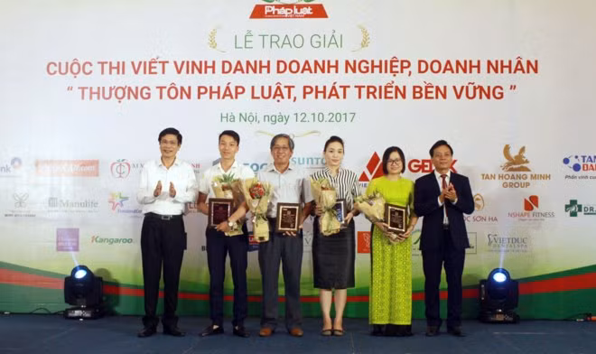 Lễ trao giải cuộc thi viết về doanh nghiệp, doanh nhân thượng tôn pháp luật lần thứ nhất Lễ trao giải cuộc thi viết về doanh nghiệp, doanh nhân thượng tôn pháp luật lần thứ nhất