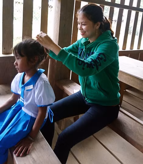 Cô giáo Trinh ân cần chăm sóc học sinh như người mẹ chăm sóc cho con. Cô giáo Trinh ân cần chăm sóc học sinh như người mẹ chăm sóc cho con.