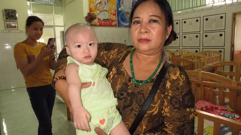 Nhiều người ở xa biết tin đã về thăm các bé ở mái ấm.