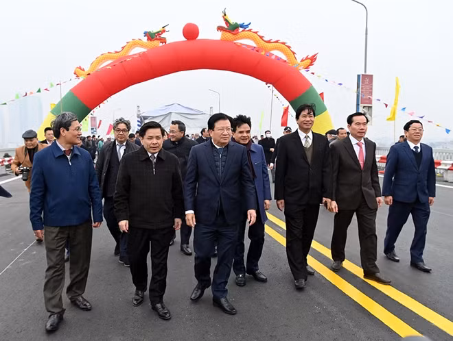 Phó Thủ tướng Trịnh Đình Dũng cùng các đại biểu kiểm tra chất lượng mặt cầu Thăng Long sau khi được sửa chữa.