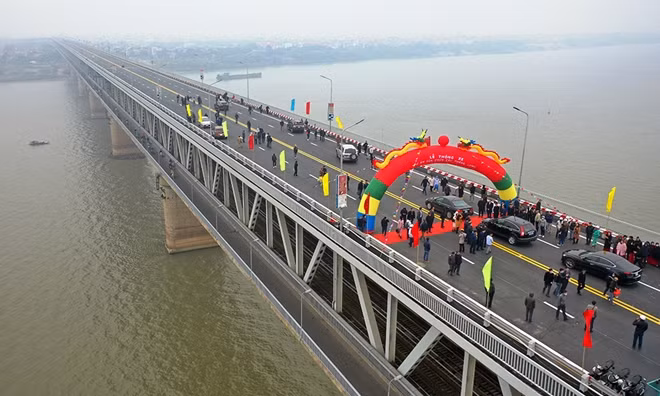 Sáng 7/1, việc sửa chữa mặt đường tầng 2 cầu Thăng Long (Hà Nội) đã hoàn thành và chính thức thông xe đưa vào sử dụng, sau 5 tháng phải đóng cầu để sửa chữa. Phó Thủ tướng Trịnh Đình Dũng dự và phát lệnh thông xe.