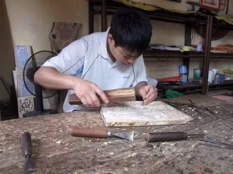 Công đoạn khắc gỗ đòi hỏi phải rất tỉ mỉ, cẩn thận