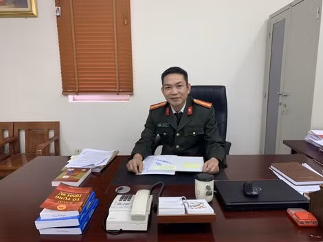Thiếu tá Lê Văn Tứ. Thiếu tá Lê Văn Tứ.