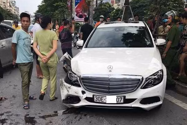 Chiếc Mercedes gây tai nạn. Ảnh: Beat