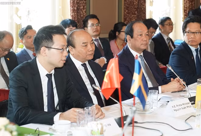 Trước đó, Thủ tướng Nguyễn Xuân Phúc đã có cuộc gặp gỡ các tập đoàn hàng đầu Thụy Điển để trao đổi về các cơ hội hợp tác đầu tư tại Việt Nam cũng như giải đáp các vấn đề doanh nghiệp quan tâm. Ảnh VGP/Quang Hiếu