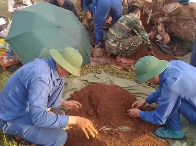 Phát hiện hài cốt liệt sĩ và tấm bia đá có khắc tên. Ảnh Thái Quốc Khánh.